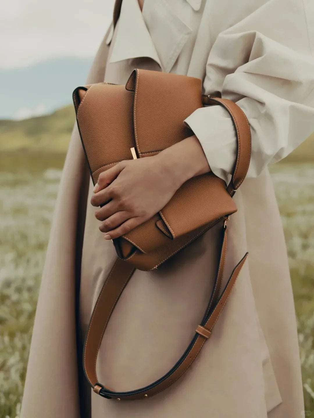 High-End Luxury Leather Smile Bag Designer Handbag with Pleated Design